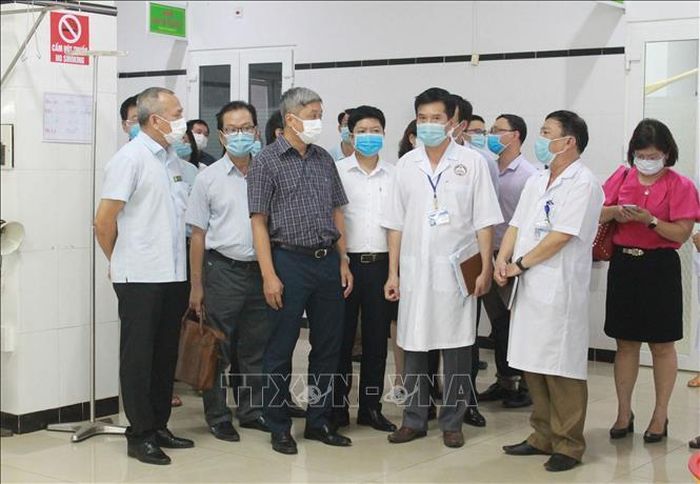 Đoàn kiểm tra công tác điều trị bệnh nhân bạch hầu tại Bệnh viện đa khoa vùng Tây Nguyên (Đắk Lắk).
