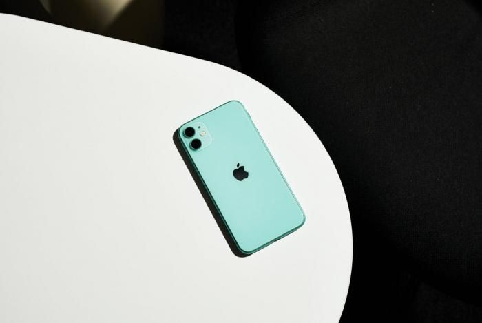 Trong khi đó, iPhone SE 3 có thể là dòng iPhone 12 5.4 inch. (Ảnh: Gearpatrol)