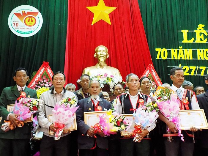 Huyện Ia Grai khen thưởng các gia đình chính sách tiêu biểu. Ảnh: Thanh Nhật