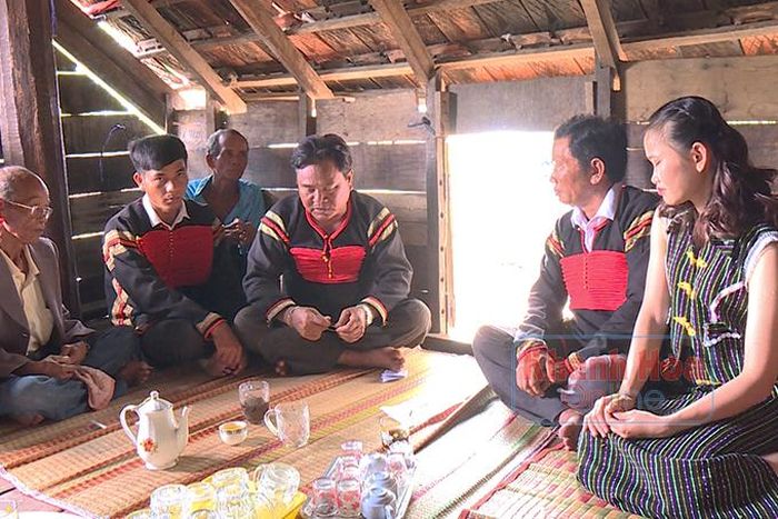 Cô dâu, chú rể nghe ông mối của hai gia đình giảng giải về trách nhiệm của vợ chồng.