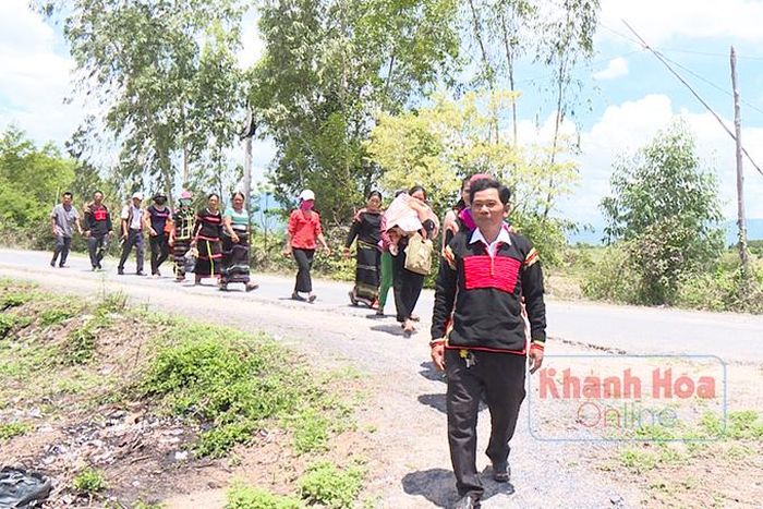Ông mối dẫn đầu đoàn nhà gái đi sang nhà trai để “bắt chồng”.