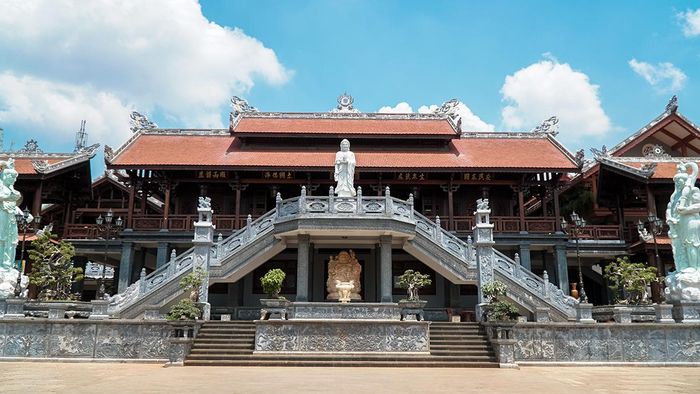 Chùa Khải Đoan là ngôi chùa lớn nhất Buôn Mê Thuột với kiến trúc cực kỳ độc đáo