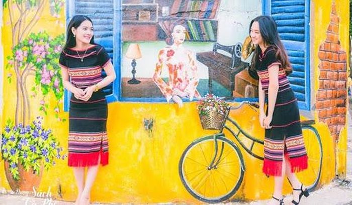 Xuyên suốt con đường sách là những bức bích họa thể hiện cuộc sống tươi đẹp của người dân Đắk Lắk