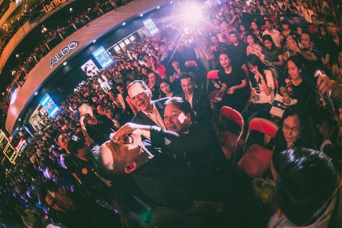 Tuấn Hưng được mẹ lau nước mắt trong live show Cám ơn năm 2018. Ảnh: Bin Leo.