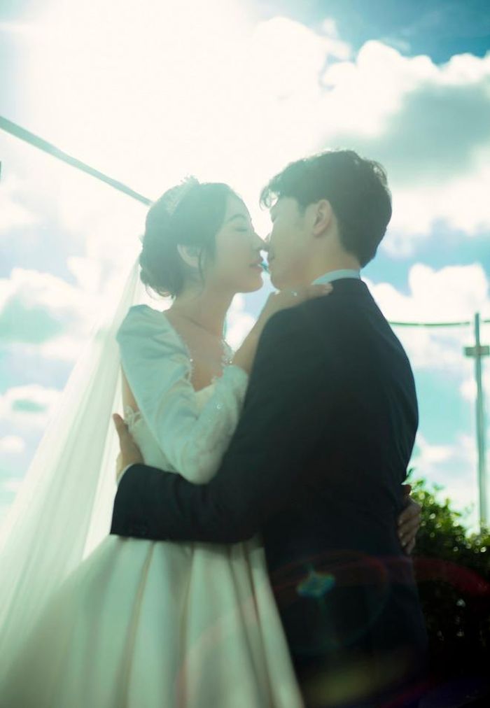Người đại diện của Thúy Vân kể để hoàn thành bộ ảnh cưới, cả ê-kíp gồm 20 người phải làm việc tập trung, gấp rút. "Để lấy được khoảnh khắc mặt trời phù hợp nghĩa là ê-kíp chỉ có khoảng vài chục phút sắp xếp và thực hiện", người này nói.