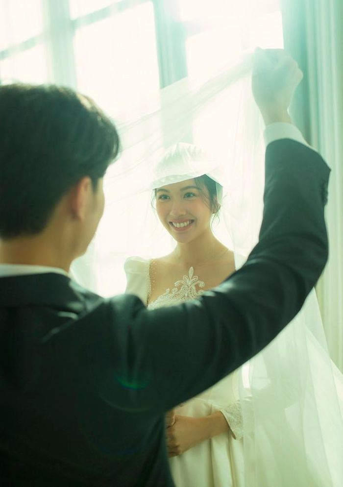Mới đây, người đẹp sinh năm 1993 chia sẻ bộ ảnh cưới bên hôn phu. Theo Thúy Vân, bộ ảnh được thực hiện tại tòa nhà cao nhất Việt Nam nhằm làm bật lên chủ đề Mây và Mặt trời - đặt theo tên của cô và bạn trai.