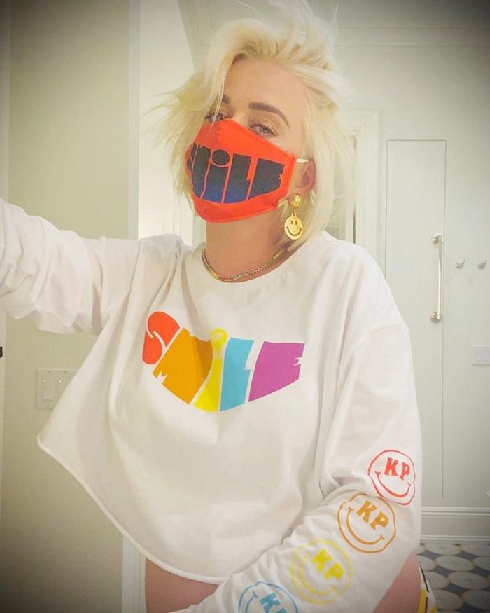 Katy Perry diện áo crop top khoe bụng bầu lớn. Ảnh: @katyperry.