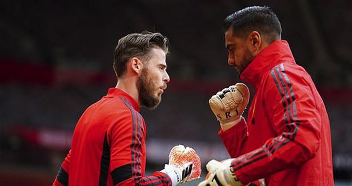 De Gea và thủ môn số 2 của MU Romero khởi động trước trận