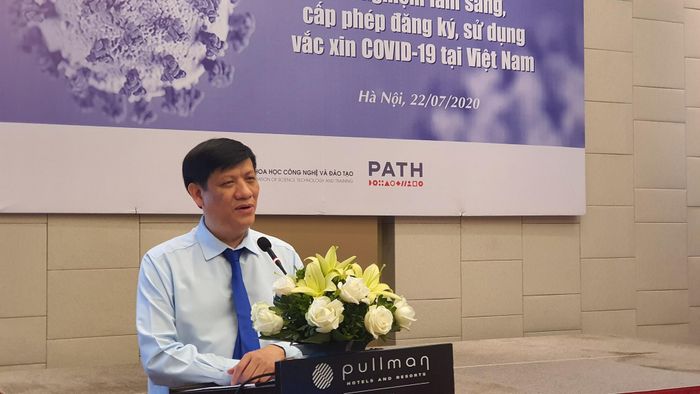 Quyền Bộ trưởng Bộ Y tế Nguyễn Thanh Long hoan nghênh tất cả các đơn vị có đủ điều kiện nghiên cứu và sản xuất trong nước vaccine phòng bệnh COVID-19. Ảnh: VGP/Hiền Minh