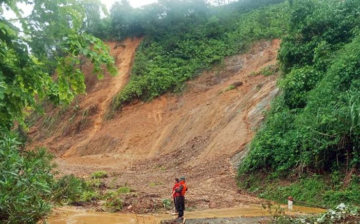 Quốc lộ 2 bị sạt lở, giao thông từ TP Hà Giang về Hà Nội ách tắc cục bộ.