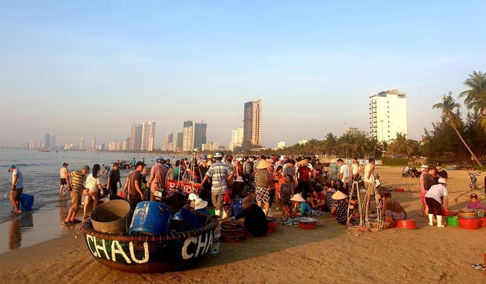  Nhộn nhịp người mua, kẻ bán. 