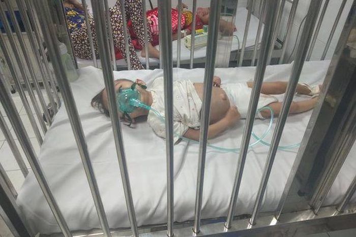 Không có tiền chạy chữa, tính mạng bé đối diện hiểm nguy