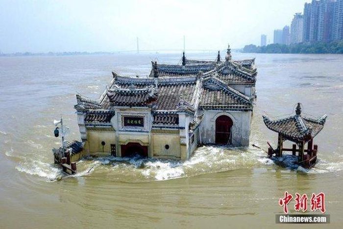 Danh thắng chùa Quan Âm 700 năm tuổi tại thành phố Ngạc Châu, Hồ Bắc bị nước lũ bao vây. Ảnh: Chinanews
