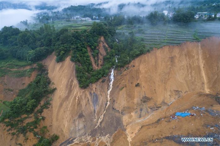 Mưa lũ kéo dài khiến nhiều núi thuộc vùng Ân Thi, Hồ Bắc sạt lở. Ảnh: THX