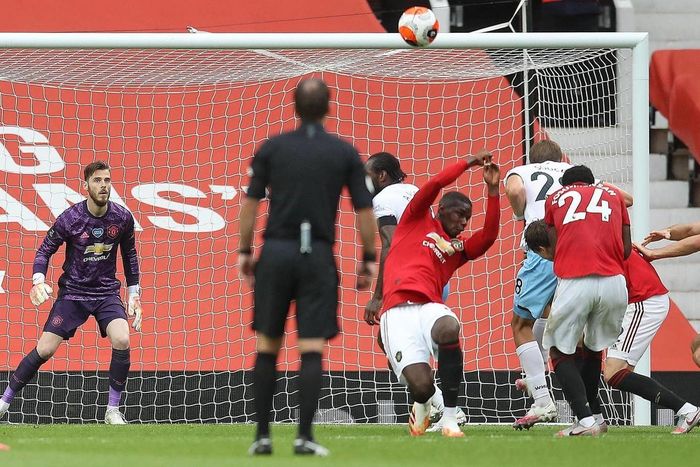 Pogba để bóng bật tay trong vòng cấm