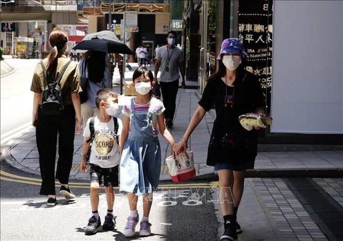 Người dân đeo khẩu trang phòng COVID-19 tại Hong Kong, Trung Quốc ngày 17/7/2020. Ảnh: THX/TTXVN