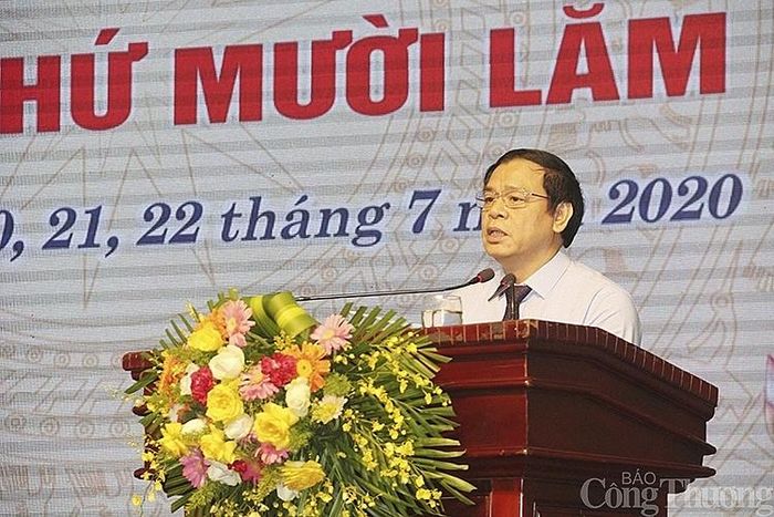 Ông Hoàng Văn Tám - GĐ Sở Công Thương giải trình trong phiên chất vấn chiều nay tại kỳ họp khóa 15 HĐND tỉnh Nghệ An