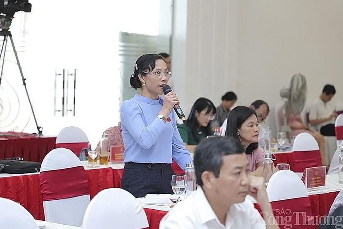 Đại biểu Đinh Thị An Phong (Nghi Lộc) chất vấn về tiến độ hoàn trả tiền bàn giao điện lưới nông thôn. 