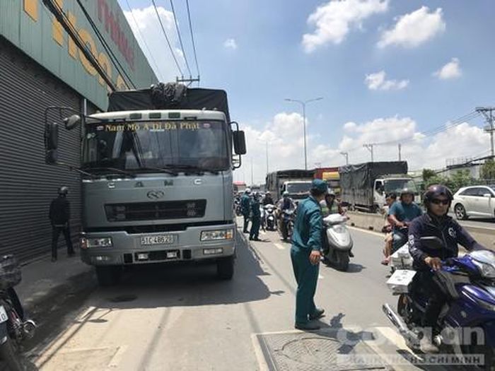 Chiếc xe tải đậu sát lề đường.