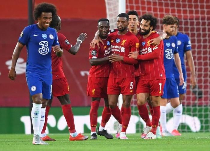 Hai đội tạo ra màn rượt đuổi tỷ số kịch tính. Liverpool sớm có 3 bàn dẫn trước chỉ sau 43 phút đầu tiên. Dù vậy, những nỗ lực của "The Blues" giúp họ rút ngắn tỷ số xuống còn 3-4 khi trận đấu còn gần 20 phút. Tuy nhiên, đội bóng áo đỏ dập tắt mọi hy vọng của đối thủ bằng bàn ấn định chiến thắng 5-3 nhờ công của Oxlade-Chamberlain. Ảnh: Reuters.
