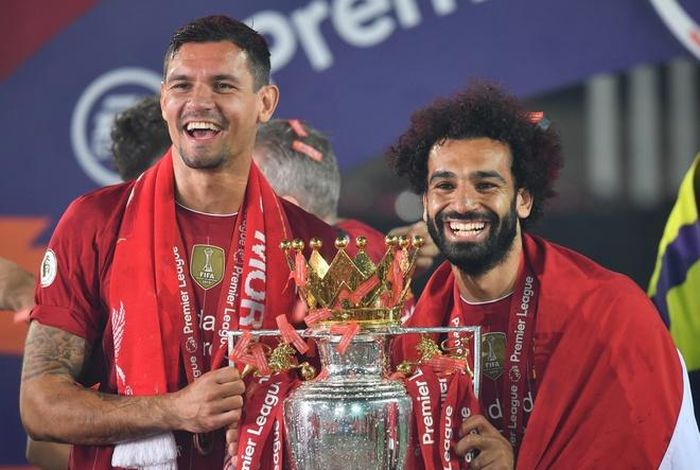 Những ngôi sao hàng đầu của Liverpool như Mohamed Salah hay Andrew Robertson rạng ngời khi được cầm chiếc cúp vô địch. Ảnh: Reuters.