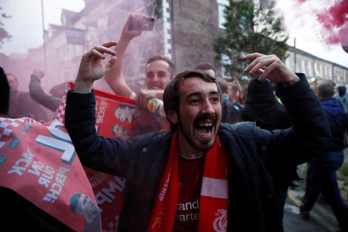 Người hâm mộ "The Kopp" không được vào sân Anfield ăn mừng cùng đội bóng, nhưng đã tụ tập trước sân vận động từ sớm để tận hưởng bầu không khí náo nhiệt. Ảnh: Reuters.