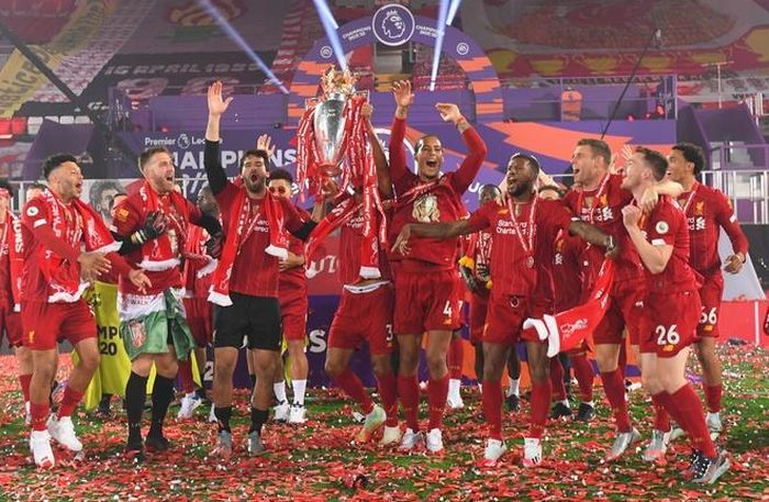 Liverpool giành chiến thắng trước Chelsea, giúp Man Utd có được vị trí thứ 3 trên bảng xếp hạng sau 37 vòng đấu. MU có trận hòa 1-1 trước West Ham, bẳng điểm Chelsea nhưng hơn đối thủ về hiệu số đối đầu. Ảnh: Reuters.