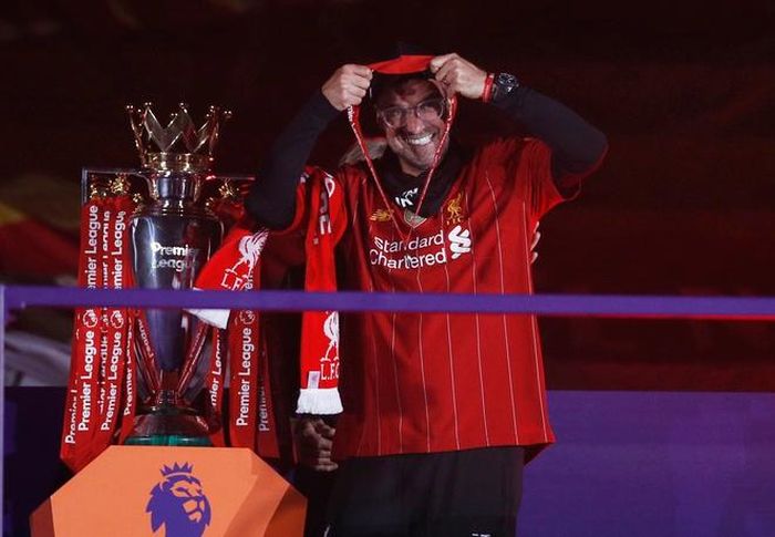 Chiến thắng ấn tượng trước Chelsea giúp đoàn quân của HLV Klopp có buổi lễ đăng quang chức vô địch Premier League một cách trọn vẹn. "The Kop" đã chờ thời khắc này trong 30 năm để nâng cao cúp vô địch. Ảnh: Reuters.