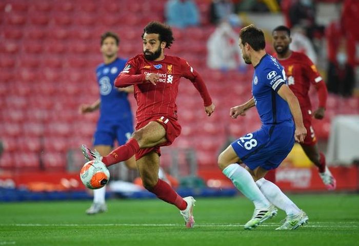 Rạng sáng 23/7, Liverpool chạm trán Chelsea tại vòng 37, vòng áp chót Premier League. HLV Klopp tung vào sân đội hình mạnh nhất với mục tiêu chiến thắng để nâng cúp vô địch một cách trọn vẹn, trong khi "The Blues" cần 3 điểm để giữ vững vị trí thứ 3. Ảnh: Reuters.