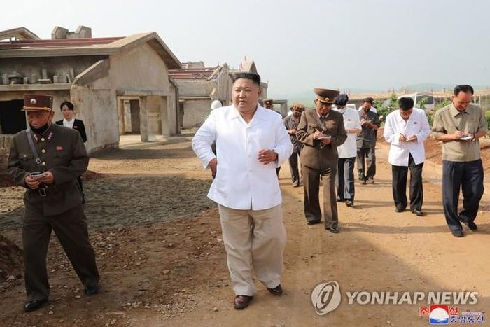 Bức ảnh nhà lãnh đạo Triều Tiên Kim Jong Un trong chuyến đi "chỉ đạo thực tế" đến một trang trại gà đang được xây dựng. Bức ảnh được KCNA công bố vào ngày 23/7. Ảnh: KCNA.
