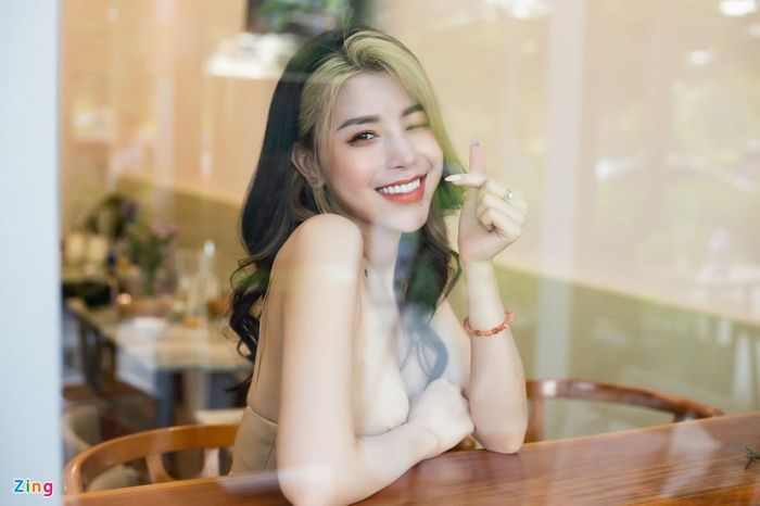  Giọng ca sinh năm 1996 chia sẻ nhìn lại các sản phẩm âm nhạc trước kia, cô nhận ra khuôn mặt mình không hợp với hình tượng tiểu thư "bánh bèo", hiền dịu. Đây là nguyên nhân khiến Ngọc Ánh quyết tâm "lột xác" từ vóc dáng đến phong cách thời trang, lối make-up, làm tóc. 