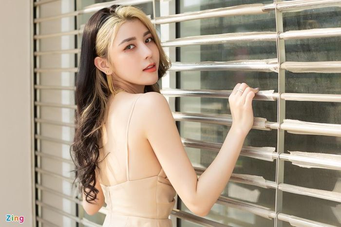  Cô chia sẻ thêm: "Thể trạng của tôi không béo được. Tôi cần phải tăng cân và tăng cơ nên không phải kiêng khem gì, ngược lại còn ăn uống khá thoải mái. Tôi chỉ tránh không ăn nhiều tinh bột và những món nhiều dầu mỡ vào buổi tối, các bữa khác trong ngày có thể ăn tùy thích". 