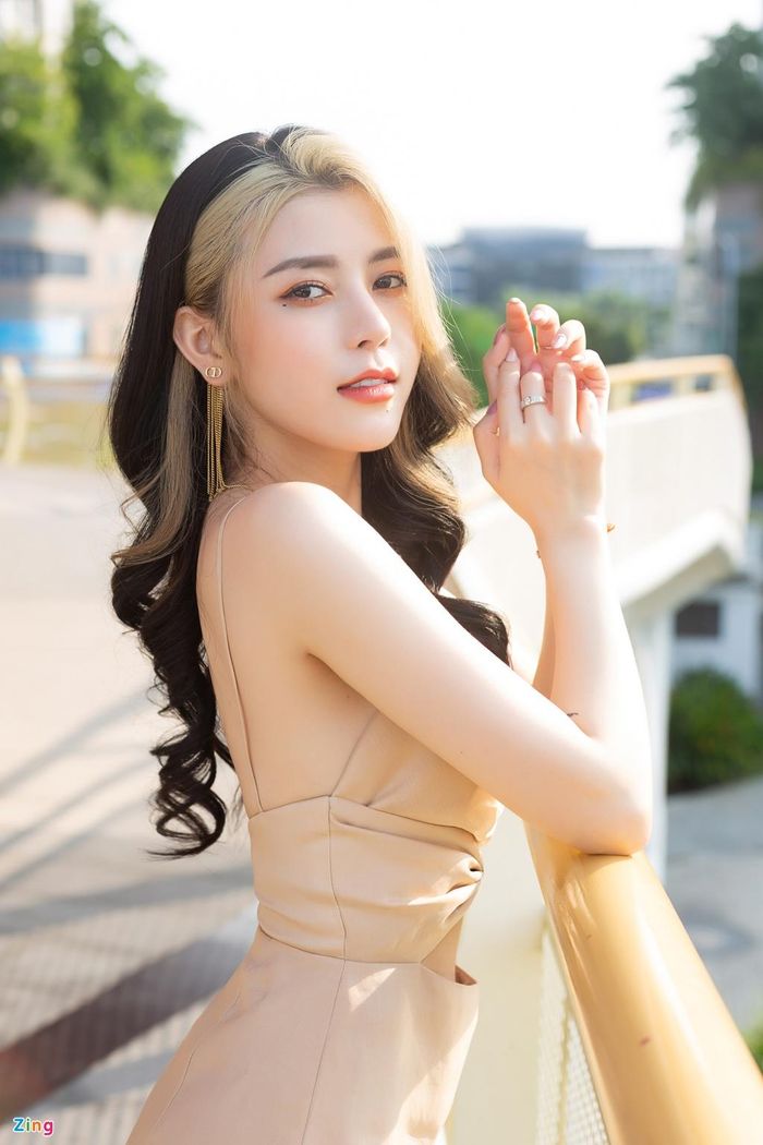  Ngọc Ánh ưu tiên tập các bài tập cho nhóm cơ vùng bụng, giúp eo săn chắc và có múi số 11 gợi cảm. Số đo hiện nay của quán quân 24 tuổi là 84-54/55-85. "Khi ăn no, eo tôi khoảng 56 cm còn bình thường chỉ 54-55 cm, mặc quần áo size XS vẫn rộng. Nhưng tôi vẫn chưa tự tin với thân hình của mình hiện nay, tôi cần tăng cân thêm một chút nữa", nữ ca sĩ nói. 