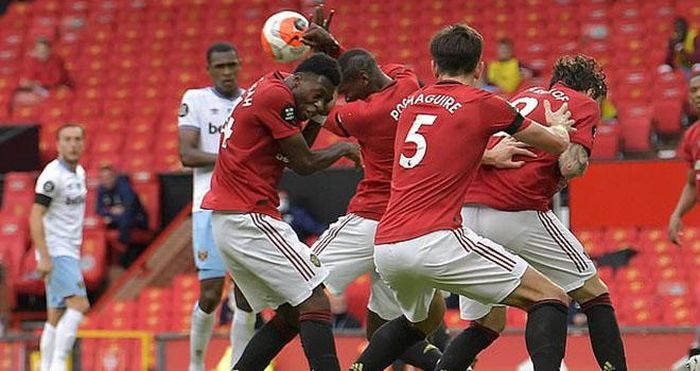 Pogba đã chơi bóng bằng tay quá lộ liễu