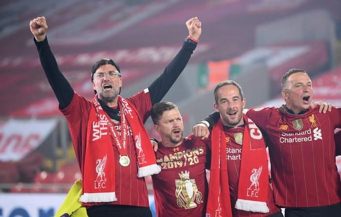 HLV Jurgen Klopp và các trợ lý reo hò bên đường piste