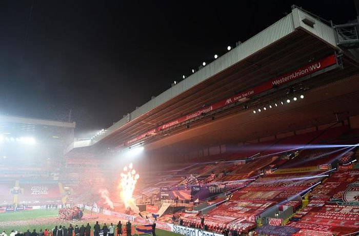 Tiệc mừng công bắt đầu ở Anfield