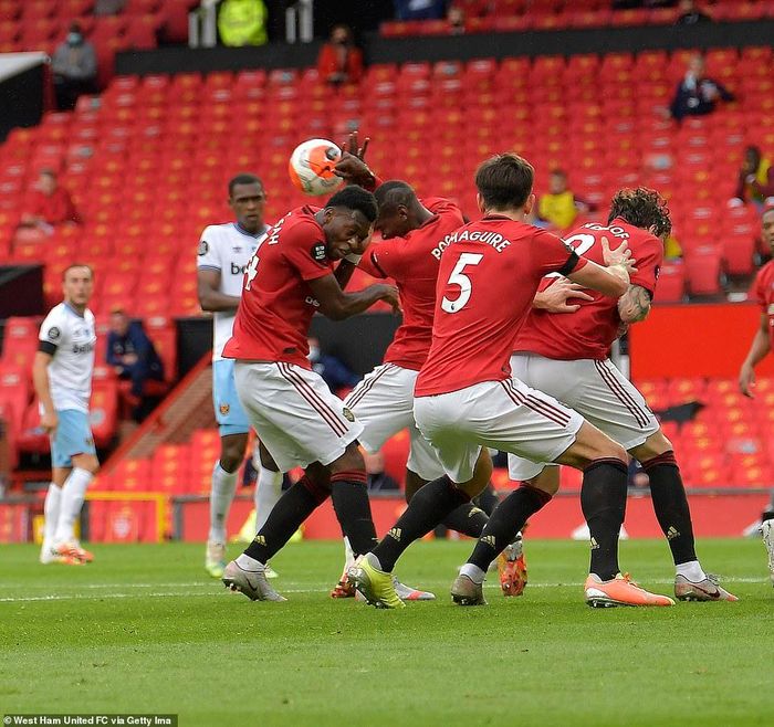  Pogba để bóng chạm tay trong vòng cấm sau cú sút phạt của cầu thủ bên phía West Ham. Ảnh: Getty
