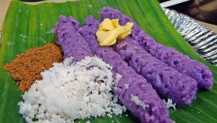 Puto Bumbong được nấu trong ống tre nên có hình thuôn dài độc đáo, thường được ăn kèm cùng đường nâu, bơ và dừa bào nhuyễn.