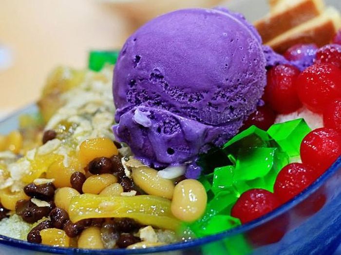 Halo Halo: Đây là món ngon được trộn lẫn rất nhiều nguyên liệu khác nhau. Có thể nói đây là món ăn vặt cực nổi tiếng ở Philippines không chỉ đối với người bản xứ mà ngay cả các du khách nước ngoài đều muốn thưởng thức qua.