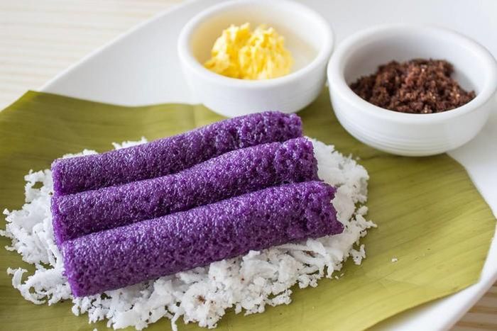 Puto Bumbong là một loại bánh giáng sinh truyền thống ở Philippines. Món bánh màu tím này được làm từ một loại gạo nếp đặc biệt có màu tím vô cùng đặc trưng. Chính màu tím này đã khiến món Puto Bumbong trở nên bắt mắt và thu hút thực khách hơn.