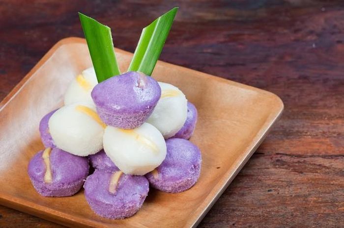 Bánh gạo hấp Puto là món bánh trứ danh của người Philippines. Bánh được làm từ nguyên liệu chính là bột gạo, bột nở, nước, đường…; nhưng để tăng độ ngon vị hơn cho bánh thì người Philippines còn cho thêm bơ, trứng gà, nước cốt dừa, phô mai…