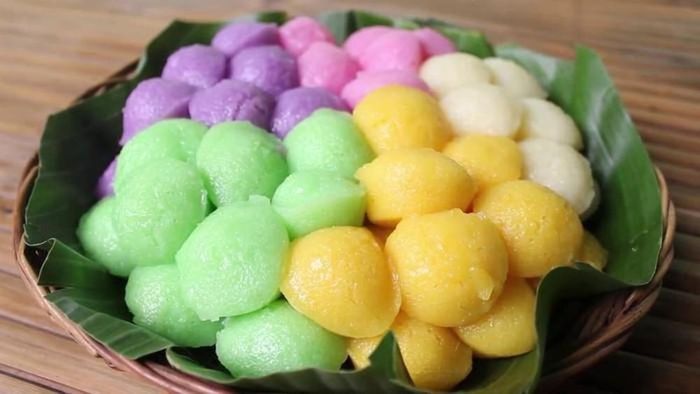 Và ngoài phiên bản truyền thống là màu trắng đục như sữa; thì món bánh Puto còn được sáng tạo thêm màu xanh với nguyên liệu lá dứa hoặc màu tím với nguyên liệu là khoai lang tím.
