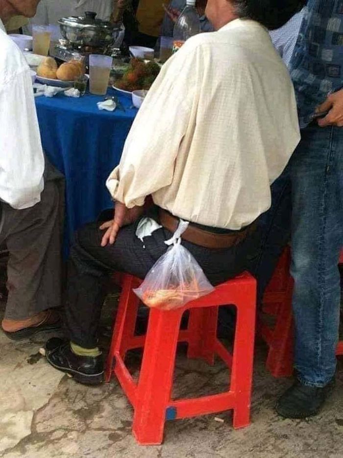 Dù vấn đề được nhắc tới không mới nhưng đoạn video được đăng tải kèm theo ghi lại cảnh một người phụ nữ đang nhanh tay "vơ vét" thức ăn trên bàn ăn cỗ vào túi nilon của mình khiến ai nấy đều bức xúc, chỉ trích gay gắt.