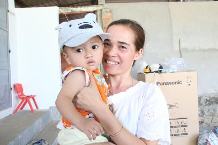 Chị Y Lững mồ côi cha mẹ nên hiểu được những đứa trẻ bất hạnh luôn ước mong có một gia đình trọn vẹn.