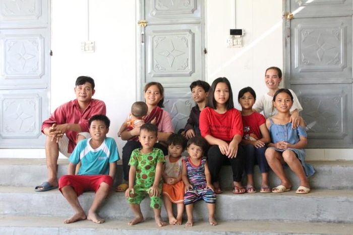 Chị Lững cùng các con của mình.