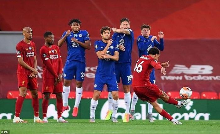 Những sai lầm ở hàng phòng ngự khiến Chelsea (áo xanh) nhận thảm bại. Ảnh: PA