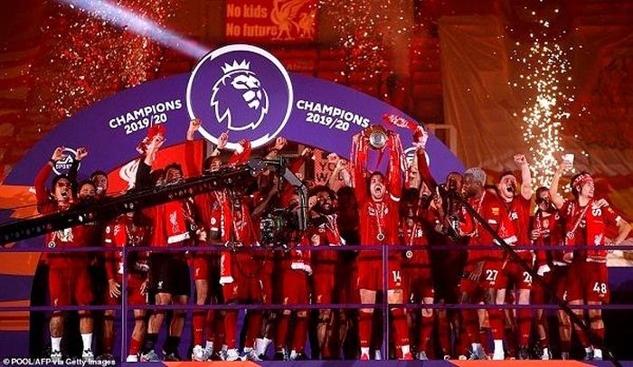 Liverpool ăn mừng chức vô địch đầy cảm xúc trên sân nhà. Ảnh: Getty Images