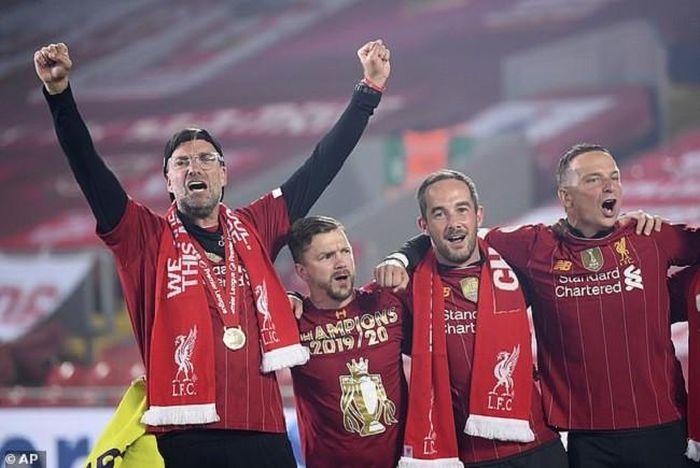HLV Jurgen Klopp ăn mừng bên cạnh các trợ lý