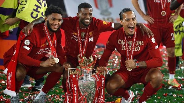 Van Dijk và các cầu thủ Liverpool ăn mừng cúp vô địch