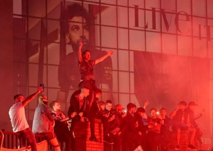 Các CĐV ăn mừng bên ngoài sân Anfield